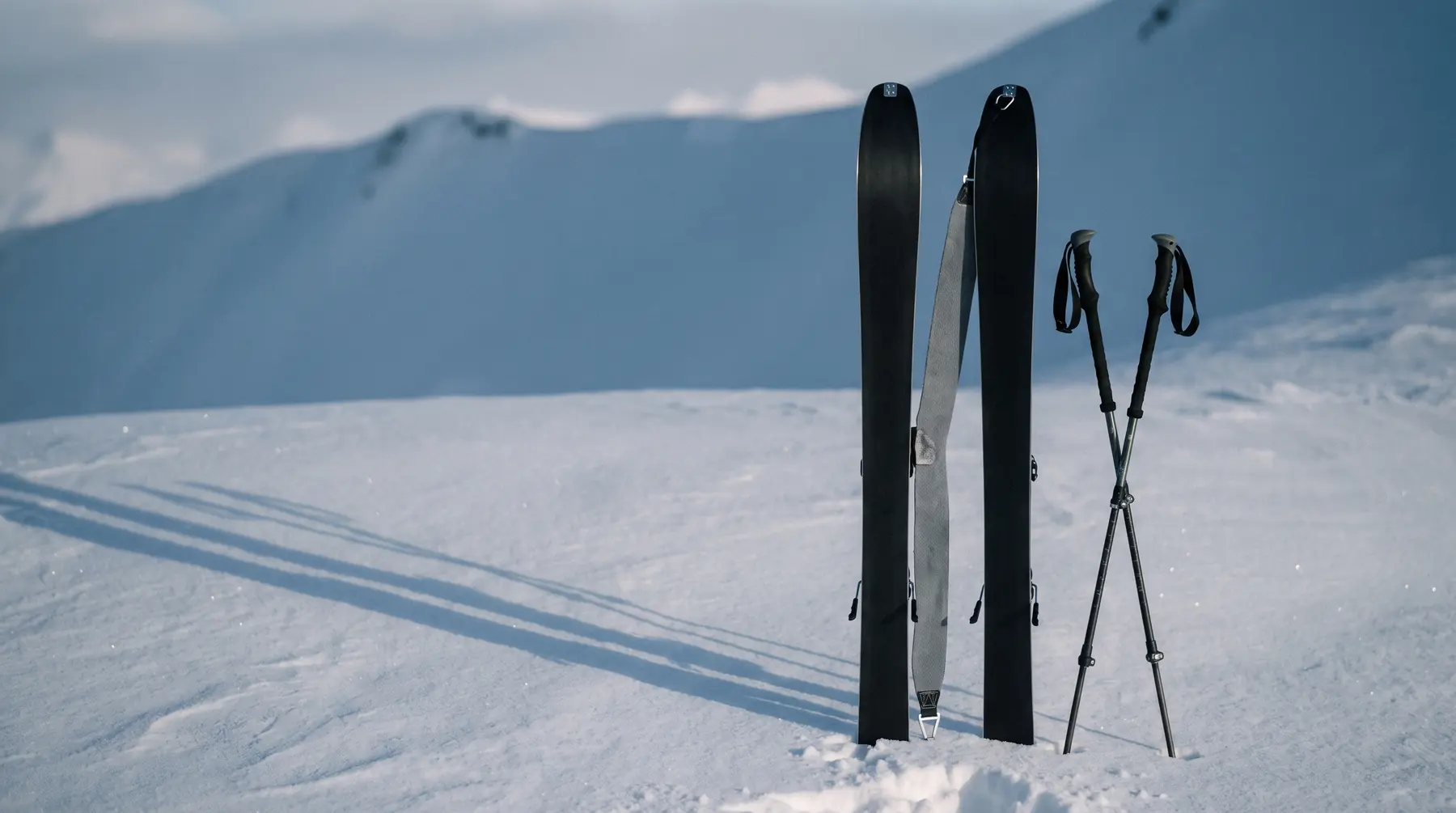 Tourenski mit Fellen im Schnee